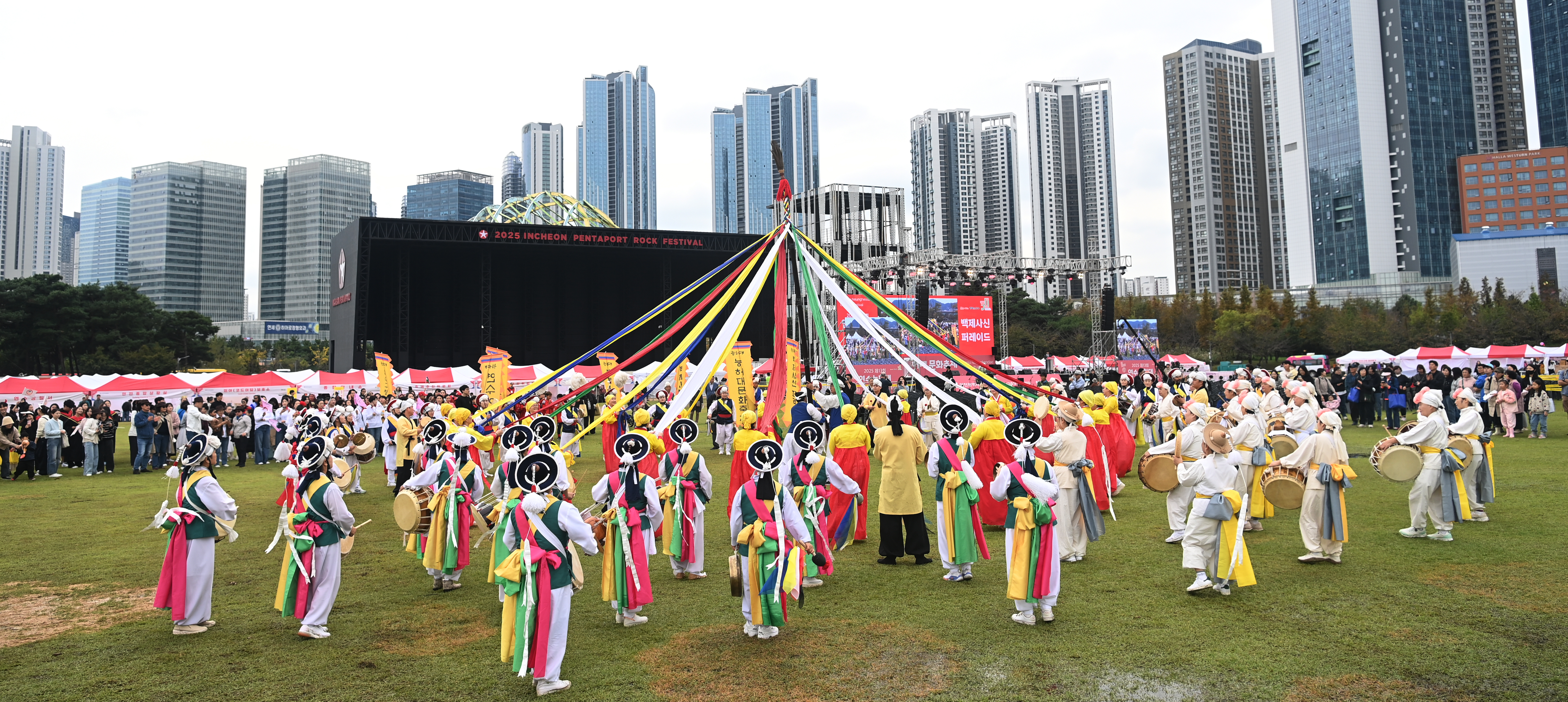 지난 17일부터 19일까지 3일간 능허대공원과 송도달빛축제공원 일원에서 열린 제13회 연수 능허대 문화축제의 대표 프로그램인 백제 사신 퍼레이드가 주민 사신단과 외국인 참가자 등 1천여 명이 참여한 가운데 성황리에 마무리됐다